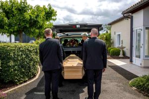 fleurs dans un vase dans un cimetiere