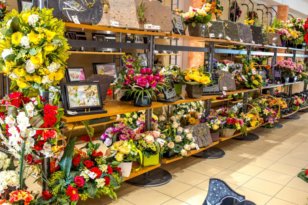 plaques et fleurs au magasin funeraire