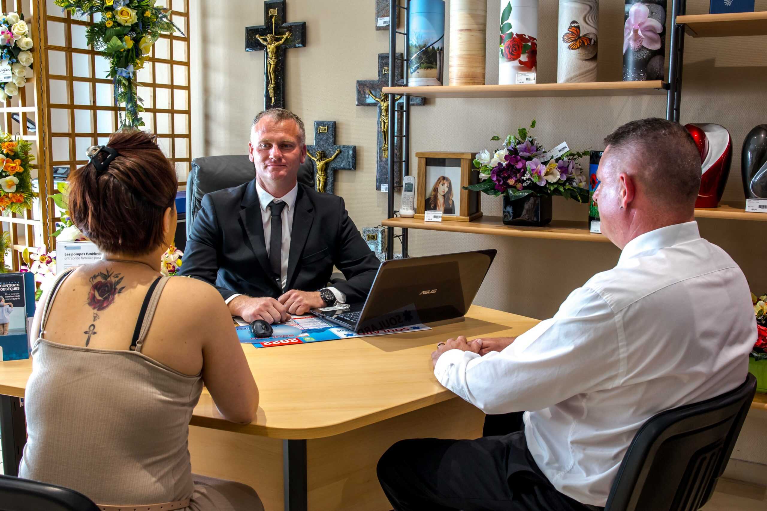 conseiller funeraire aidant une famille